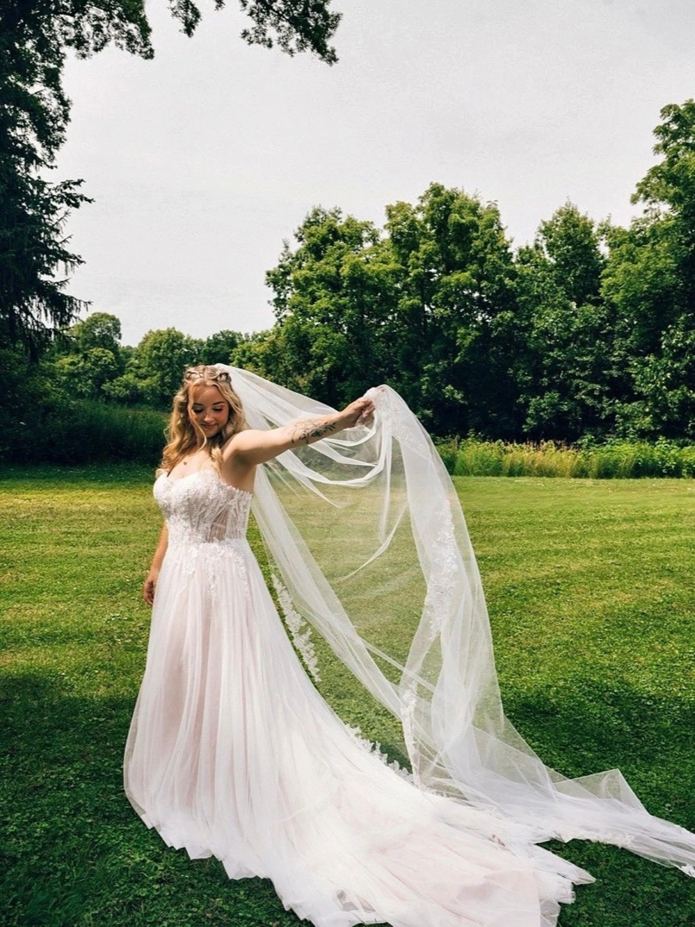 Bridal Wedding Dress with Veil Like New
